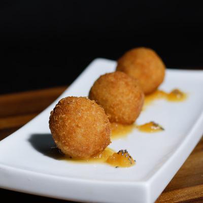 Croquetas de calabaza asada, puerros y chía